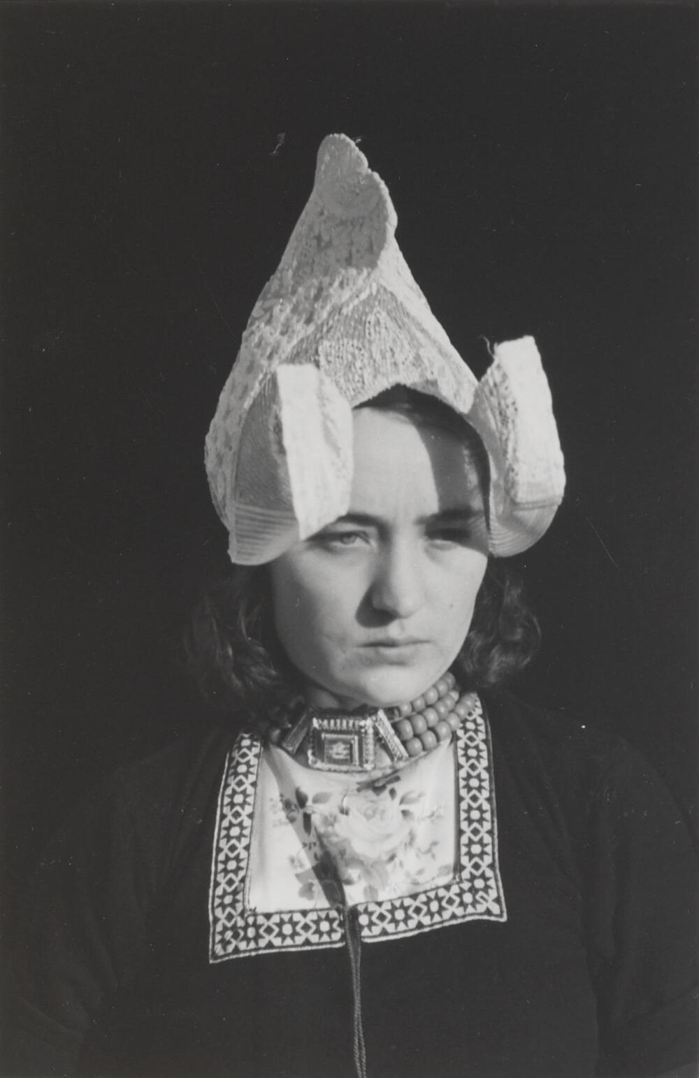 Vrouw in Volendammer streekdracht, 1946