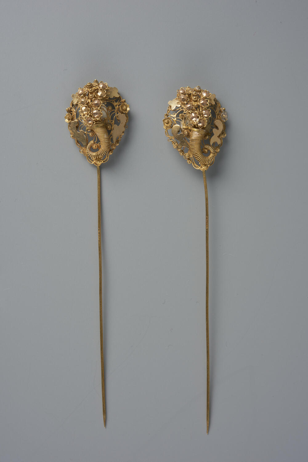 Paar gouden kapspelden, Delft, 1841–1873