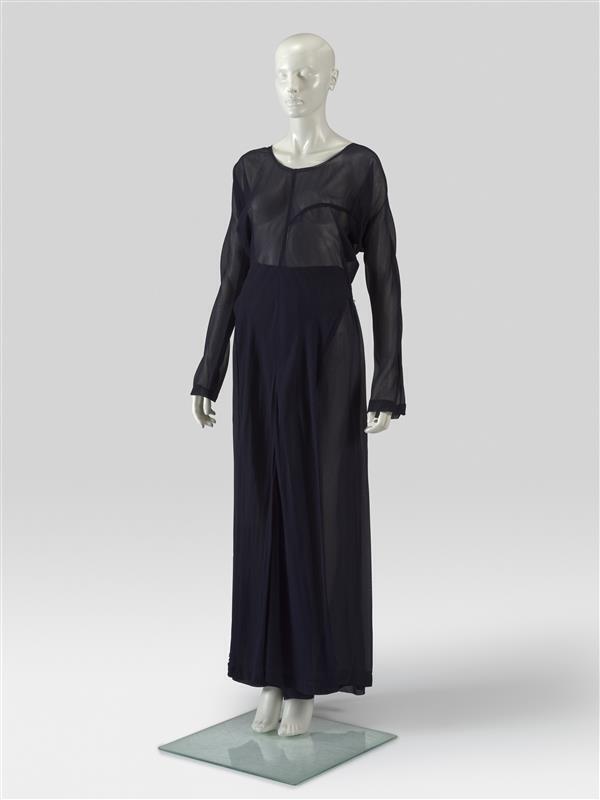 Donkerblauw ensemble bestaande uit broek en top