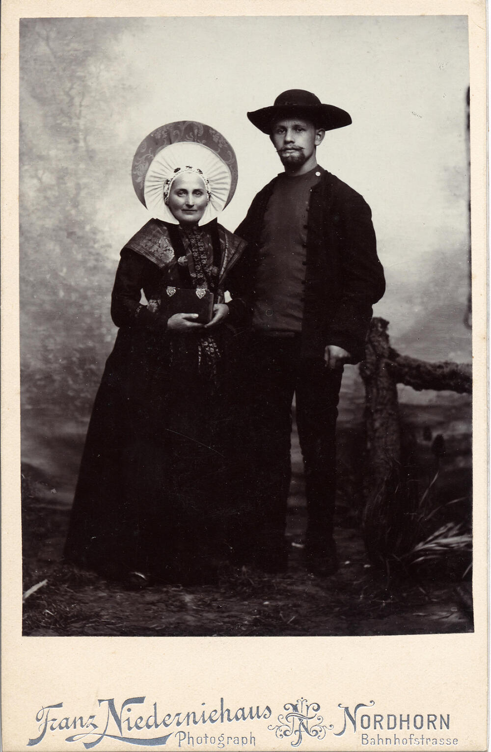 Echtpaar van de Frensdorfer Haar in Breklenkampse dracht, 1870–1885