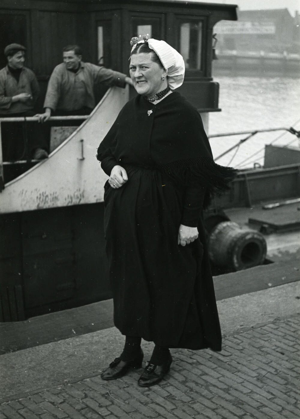 Vrouw in Scheveningse dracht, 1951
