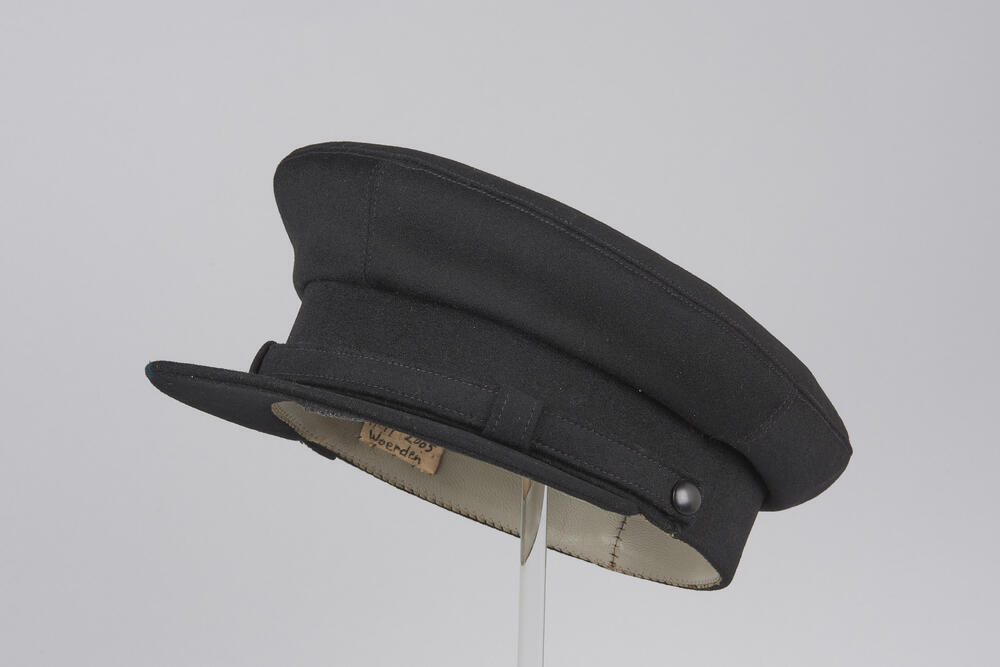 Pet van Engelse makelij, gedragen in Woerden, voor 1955