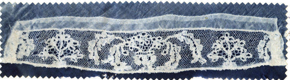 Detail hullekap met Rijsselse kloskant, Marken