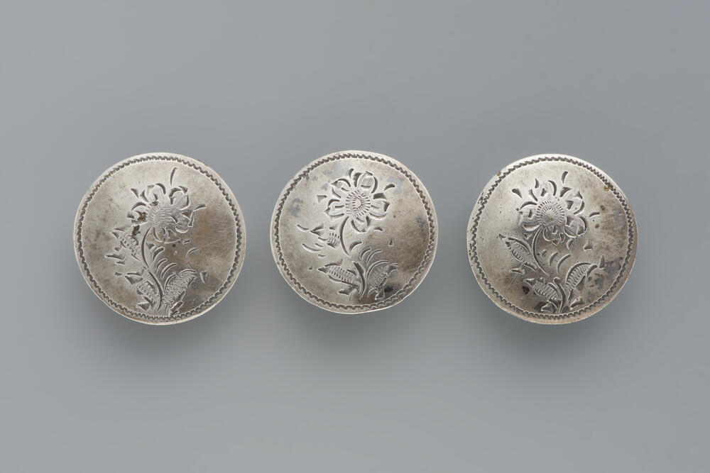 Set van drie zilveren knopen met bloemmotief, Noord-Holland, 1862–1885