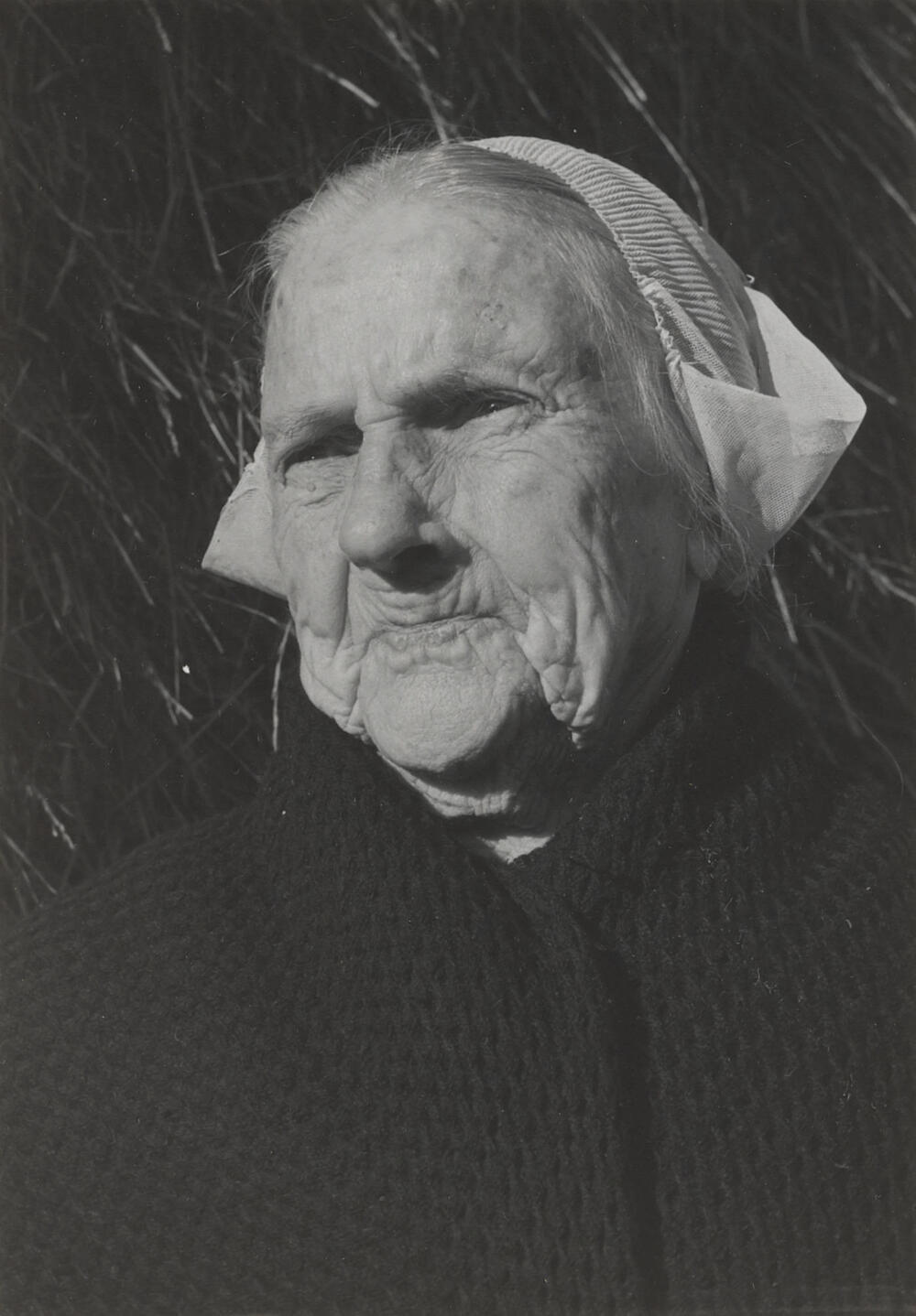 Neeltje Duindam-Hazenoot in daagse winterdracht, Noordwijk aan Zee, 1955