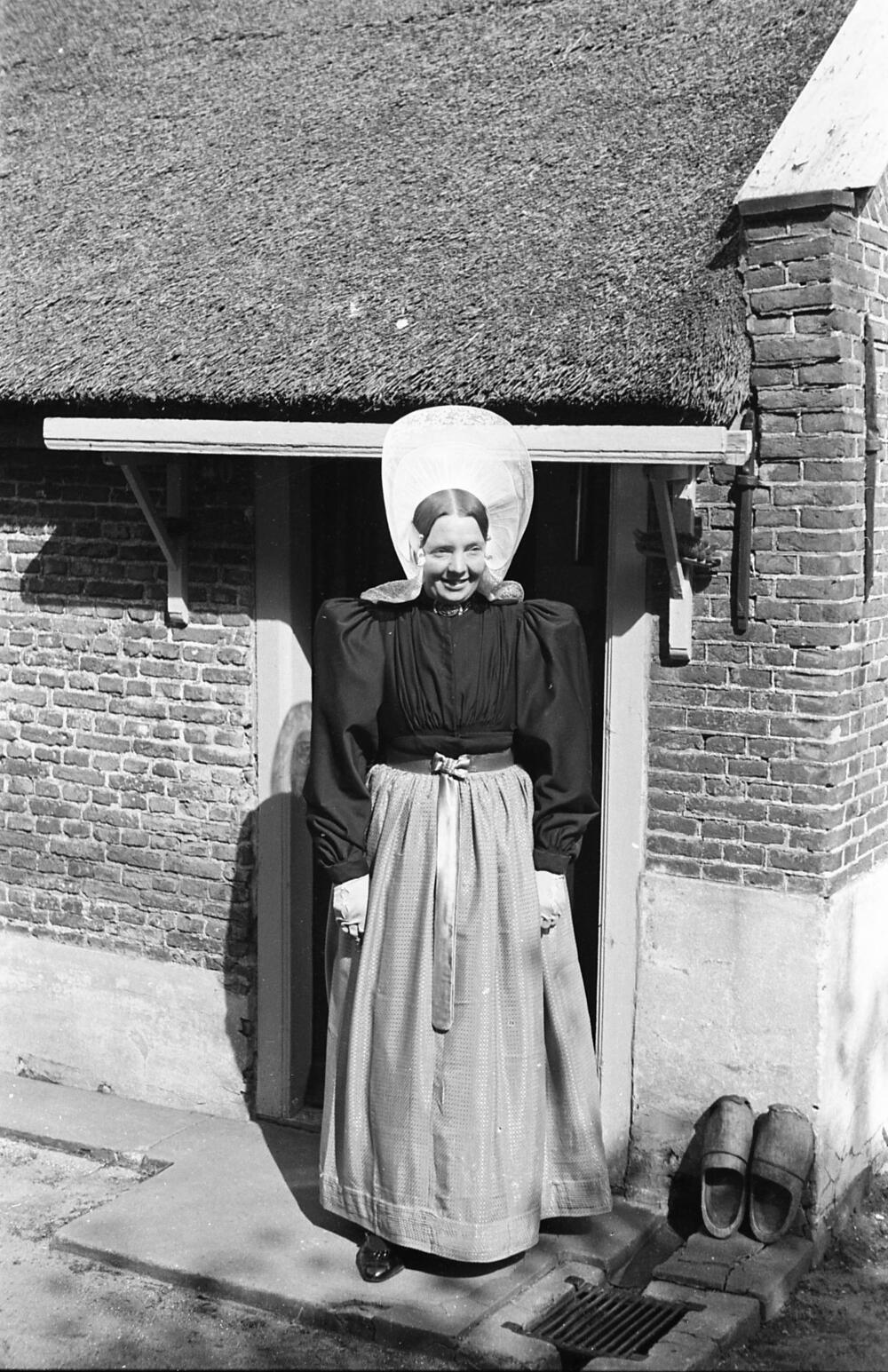 Vrouw in streekdracht, Huizen, 1945