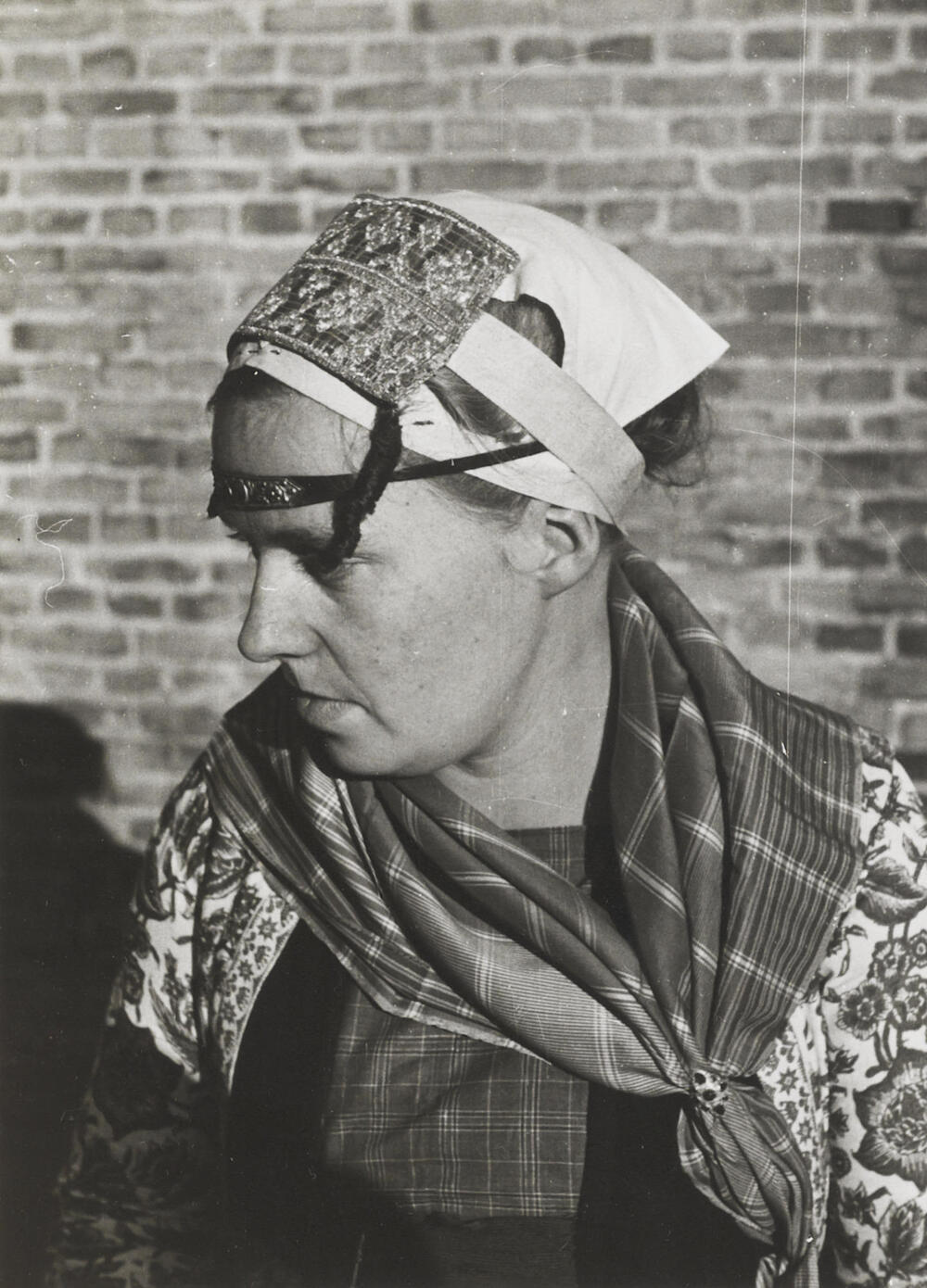 Jacomina van Elselo verkleed in Hindelooper dracht, 1943