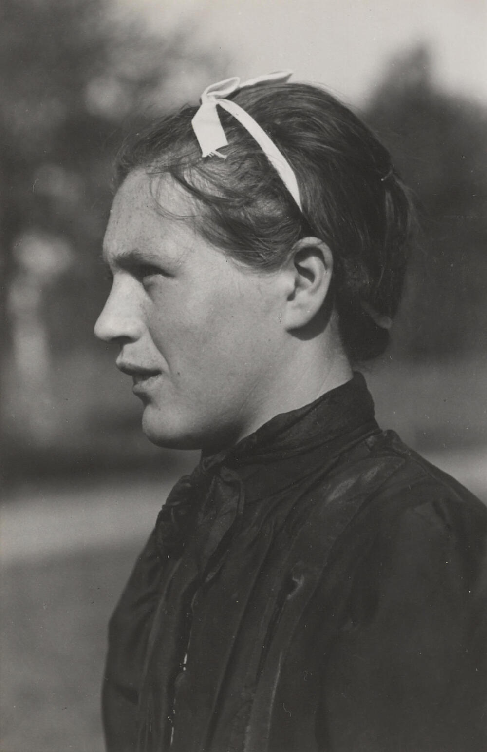 Vrouw verkleed in Drentse dracht, Oud Schoonebeek, 1946