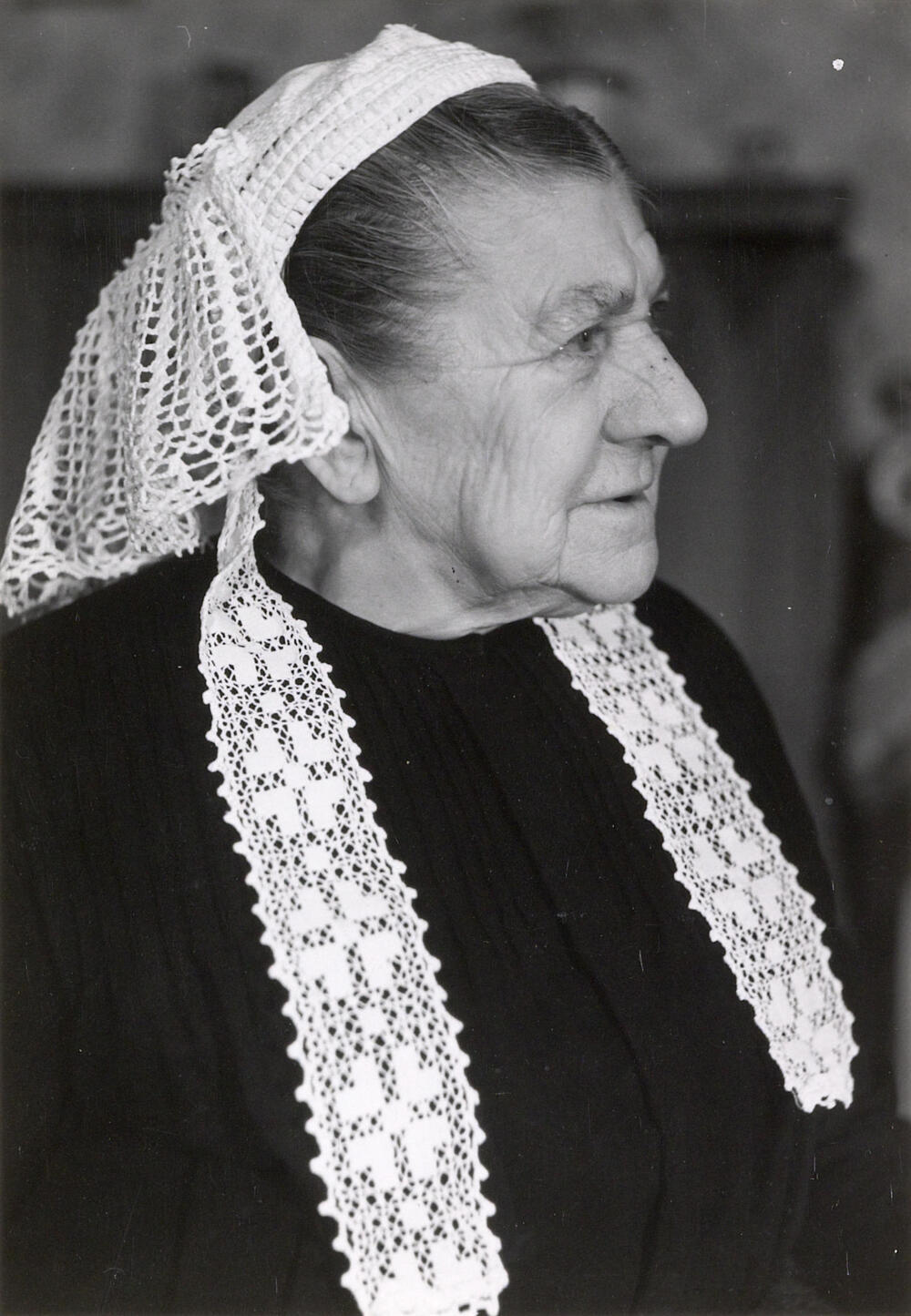 Weduwe Wasdorp uit Stavenisse in Thoolse dracht, 1955
