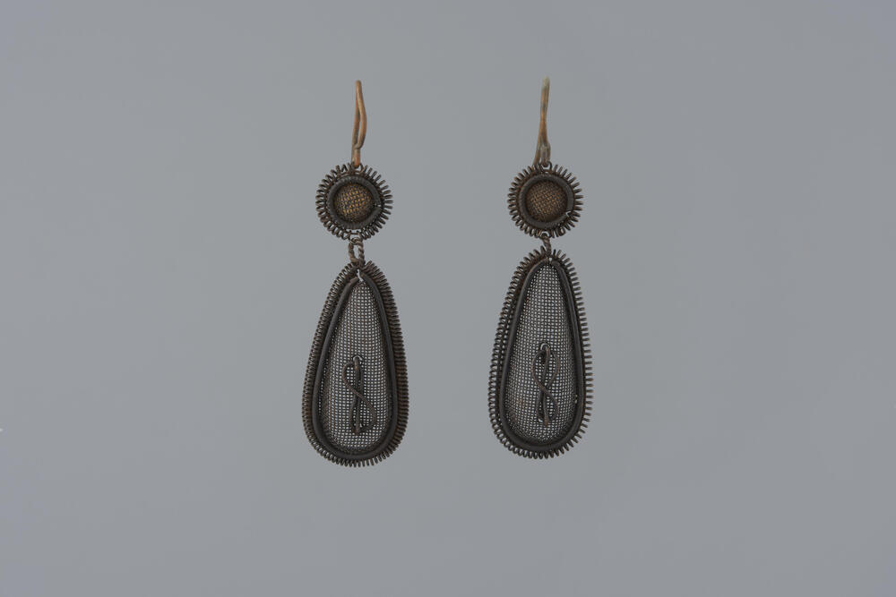 Paar mutsenbellen bij de rouwdracht, Overijssel, 1880–1900
