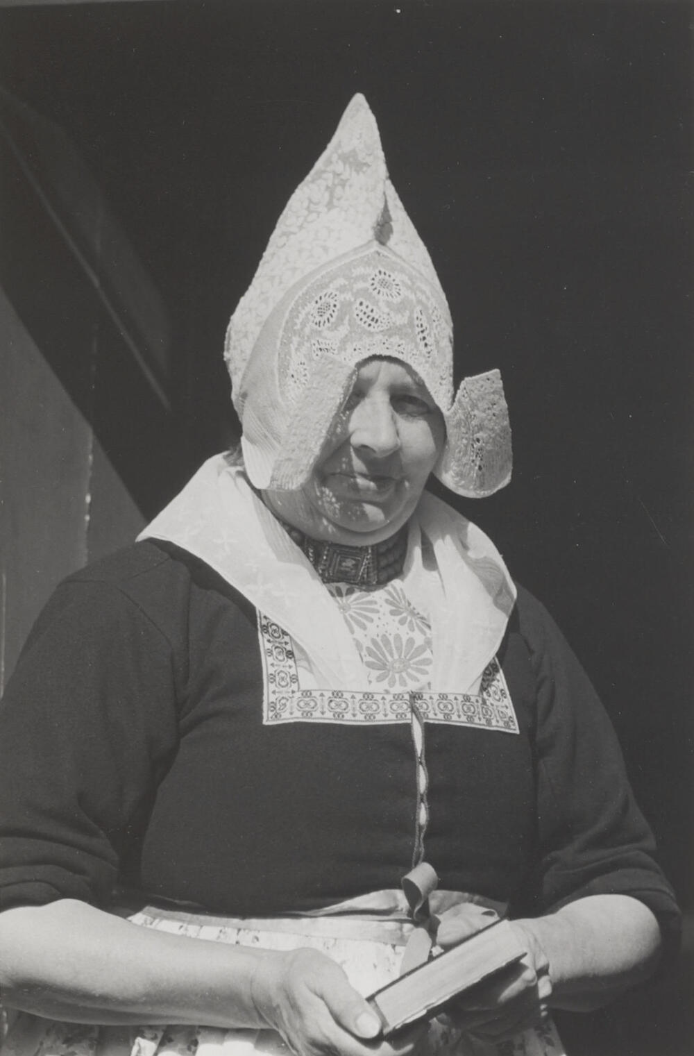 Vrouw in zondagse dracht uit Volendam, 1946