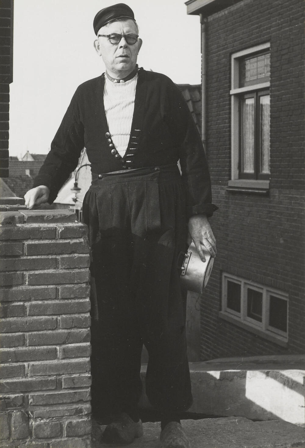 Man uit Volendam in daagse dracht, 1955