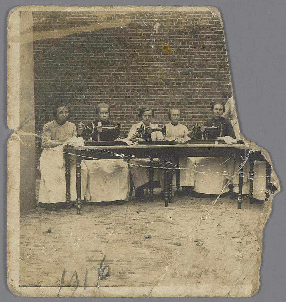 Vrouwen achter de naaimachine, circa 1917