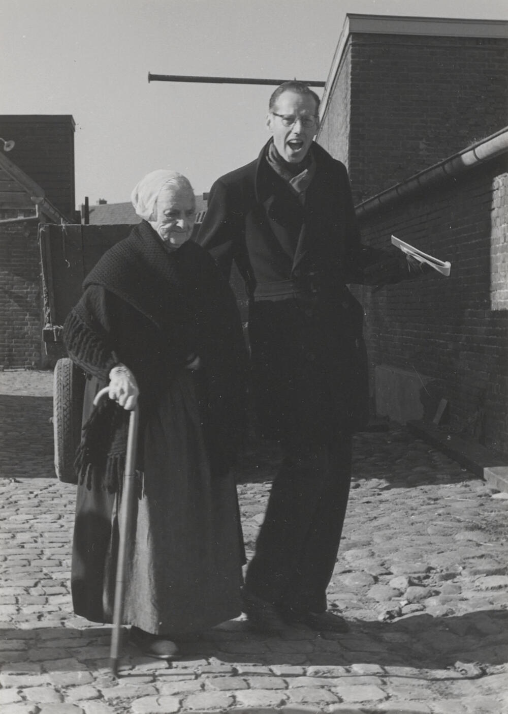 Neeltje Duindam-Hazenoot in daagse winterdracht, Noordwijk aan Zee, 1955