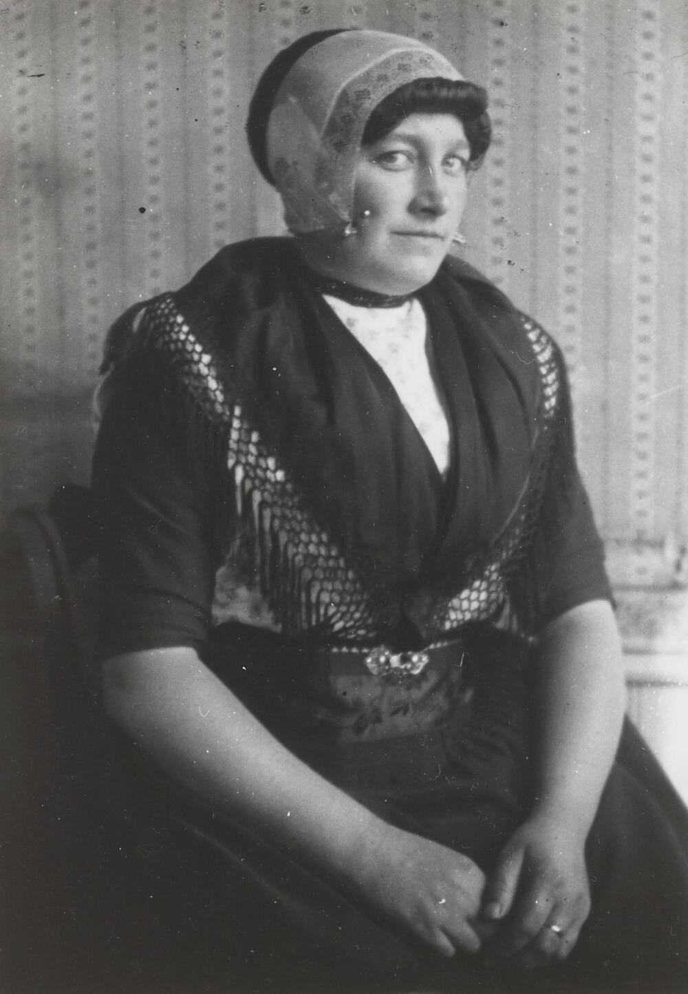 Geertje Romkes-Brouwer in Urker dracht, circa 1916