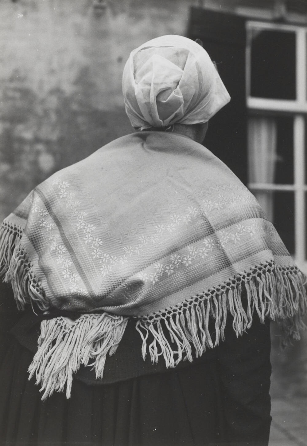 Dirkje van der Wiel-Hazenoot in zondagse dracht, Noordwijk aan Zee, 1955