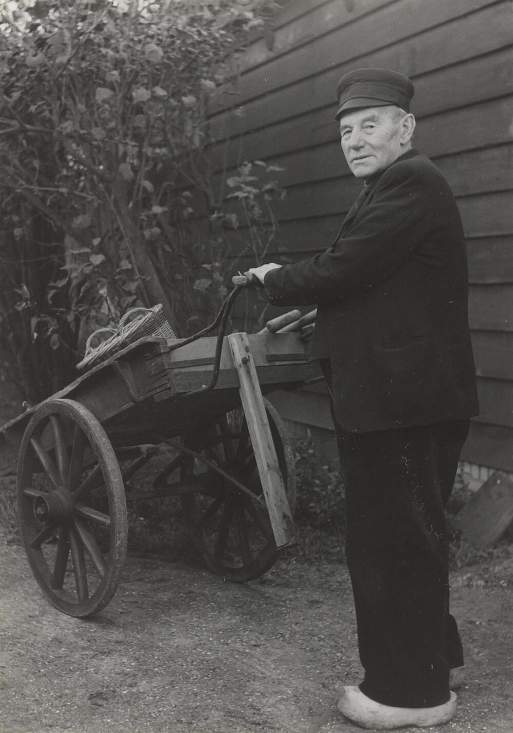 Jan Ruigrok in daagse dracht, Noordwijk Binnen, 1955