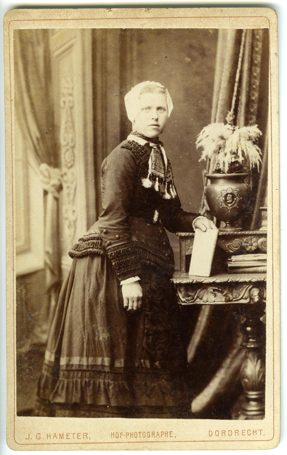 Vrouw in streekdracht, omgeving Dordrecht, 1881–1885
