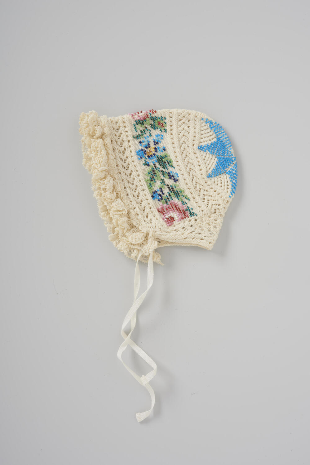 Babymutsje met ingebreide kraaltjesmotieven, Noord-Holland, circa 1850