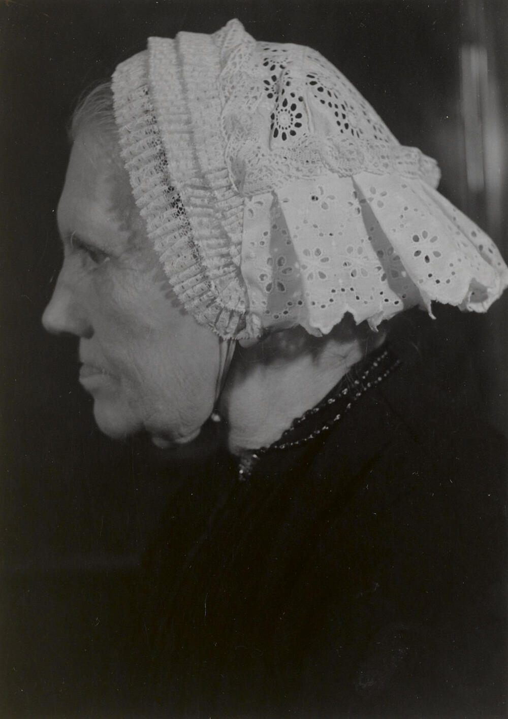 Mevrouw Keur uit Scherpenisse in Thoolse dracht, 1955