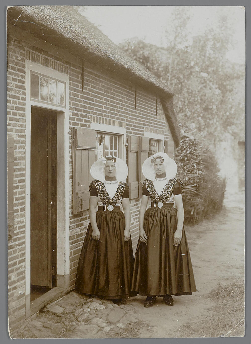Twee vrouwen in protestantse Zuid-Bevelandse streekdracht, voor 1908