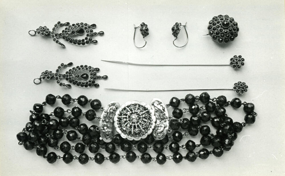 Sieraden uit de streekdracht, Vlaardingen, 1950