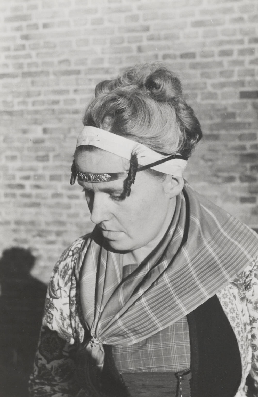 Jacomina van Elselo verkleed in Hindelooper dracht, 1943