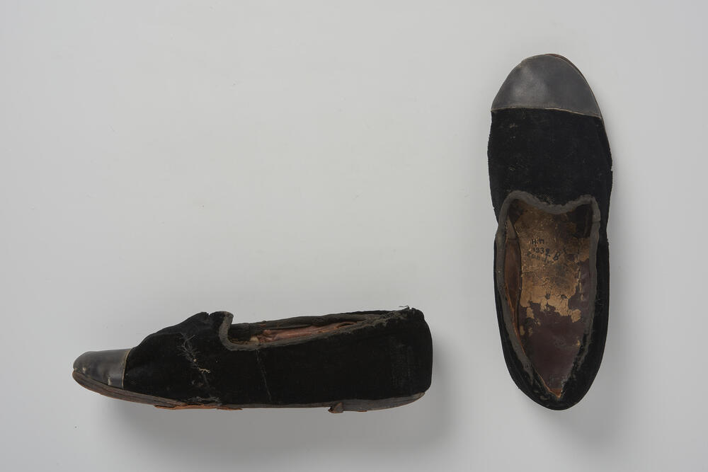 Paar pantoffelschoenen van vrouw uit Zandvoort, voor 1951