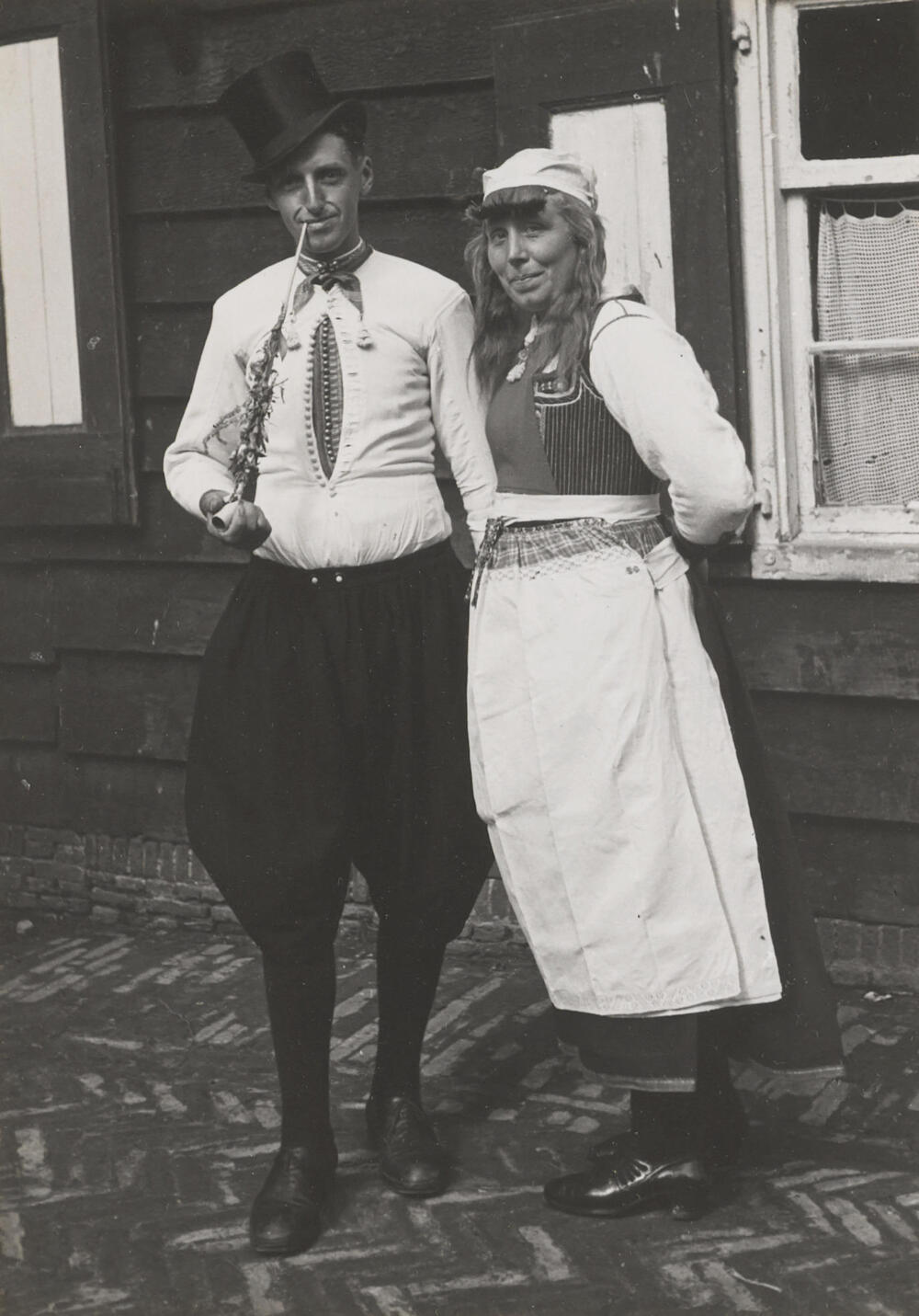 Jan Commandeur en Lobberig Zeeman in Marker bruiloftsdracht, 1945