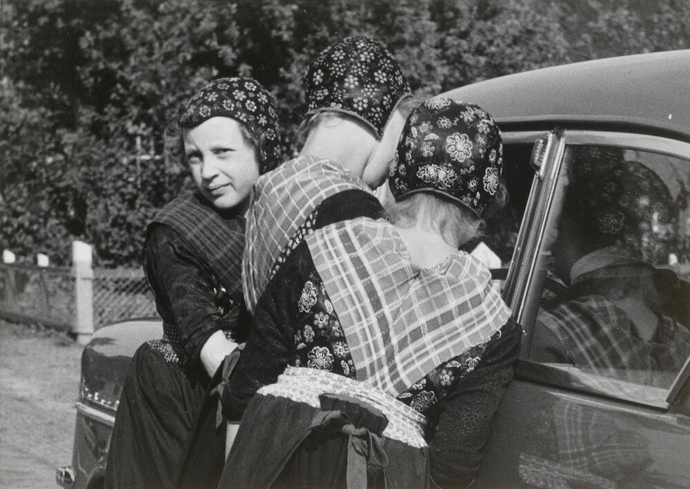Meisjes in Staphorster dracht, 1960
