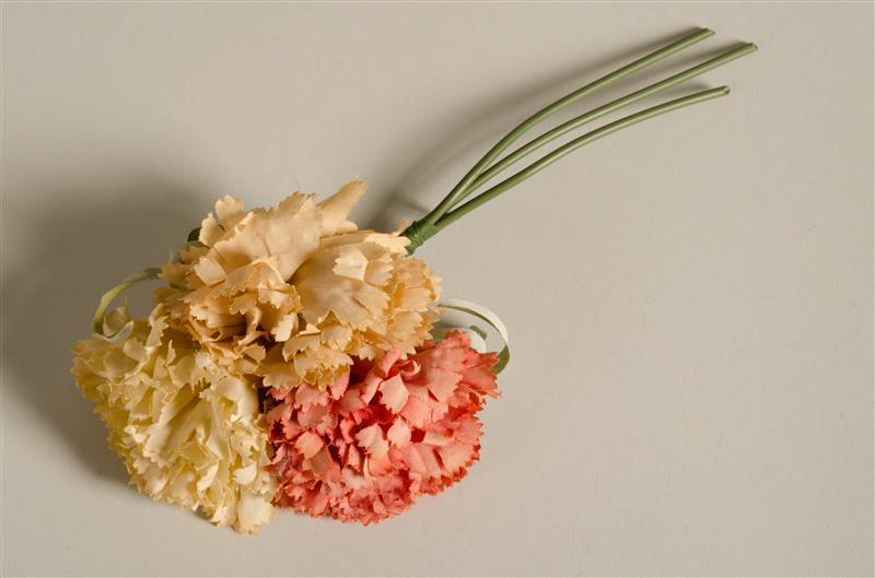 Corsage van drie anjelieren