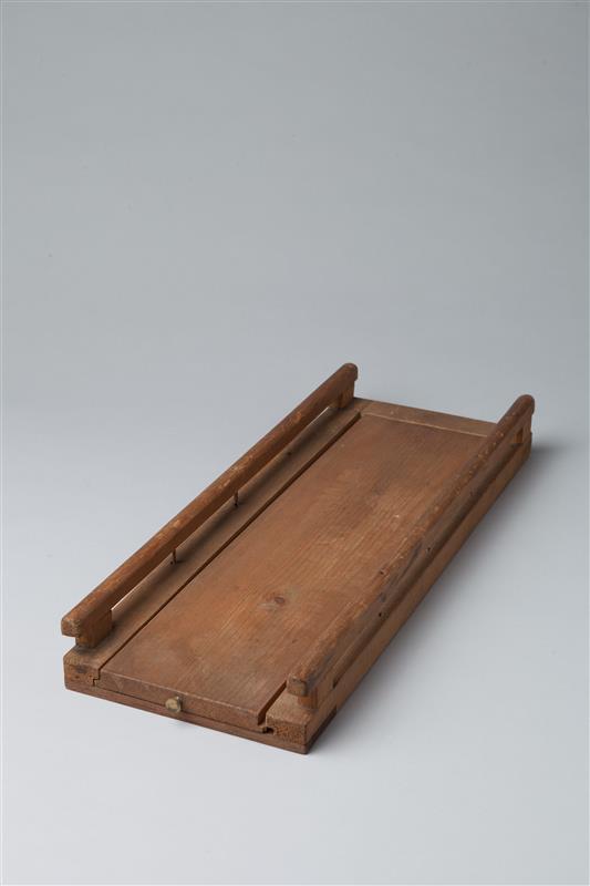 Houten toestel voor het maken van cornetten