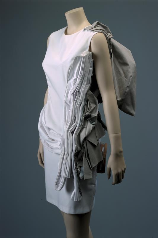 Damesensemble uit de collectie Compressed bestaande uit top en rok