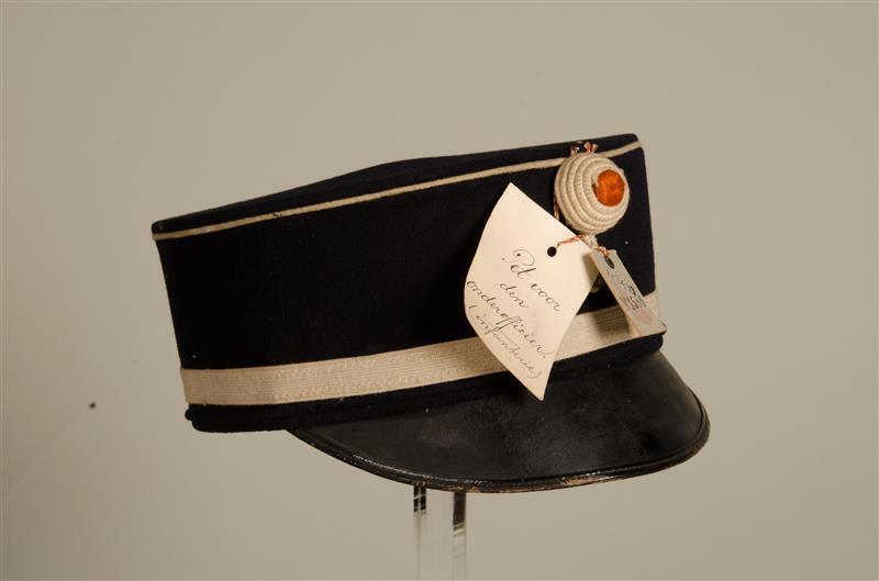 Herenpet behorend bij uniform en uitrusting van een sergeant-tamboer van de infanterie van de…