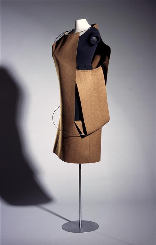 Damesensemble bestaande uit overgooier, T-shirt en rok