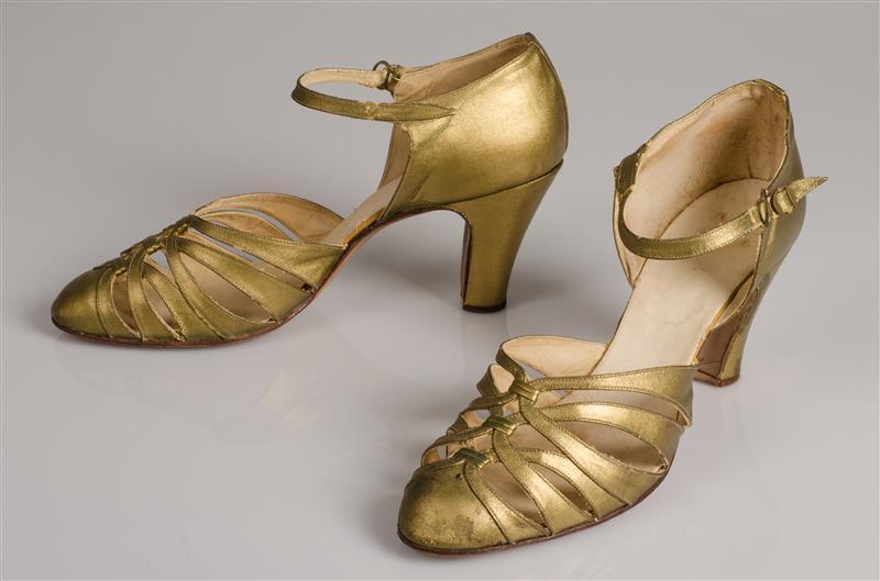 Paar gouden damesschoenen