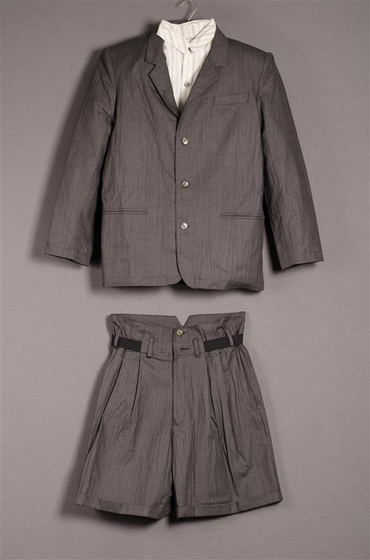 Herenensemble bestaande uit colbert, korte broek en overhemd