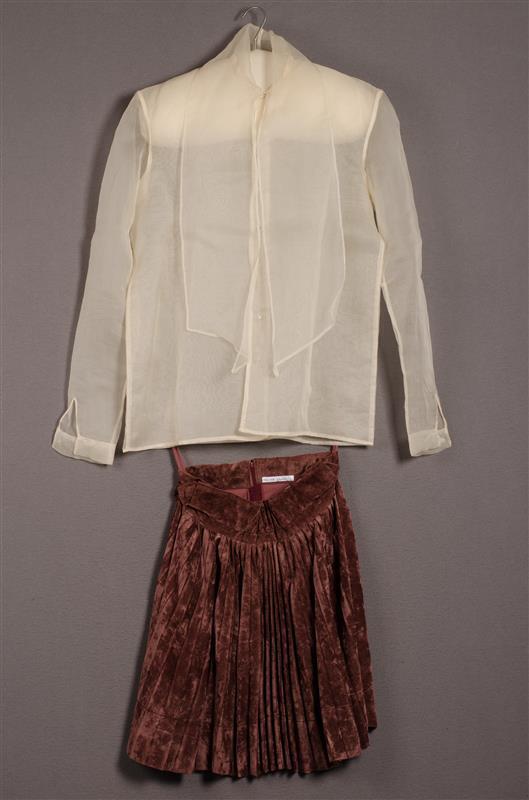 Damesensemble bestaande uit blouse en rok uit de collectie "Wind in de Rug"