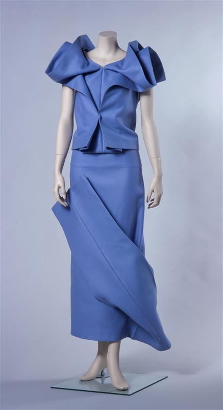 Damesensemble bestaande uit hes en broekrok uit de collectie 'Ceci n'est pas un pantalon'