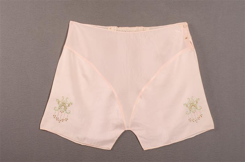 Damesonderbroek behorend bij ensemble