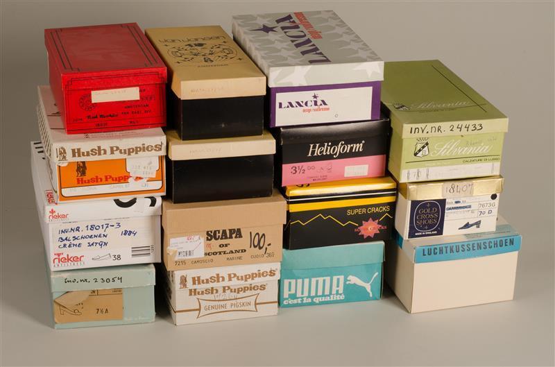 Doos met diverse lege schoenendozen