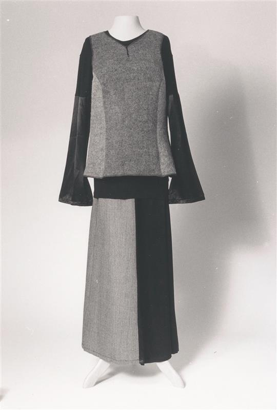 Damesensemble bestaande uit mouwloze top, shirt en rok