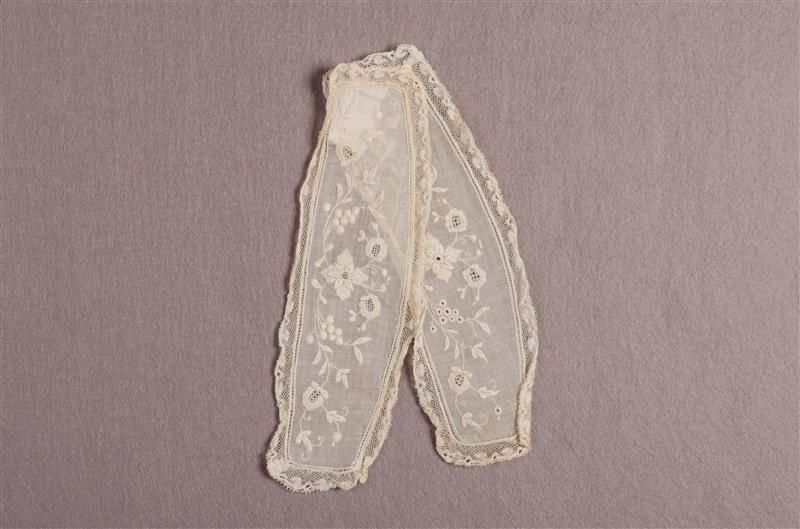 Paar damesmanchetten van Mechelse kloskant