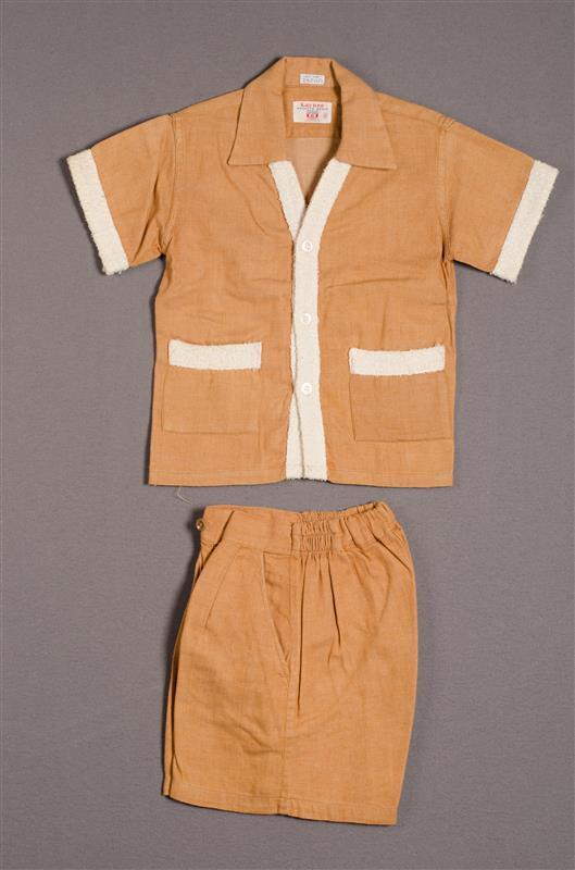 Twee tweedelige jongensensembles bestaande uit blouse en korte broek