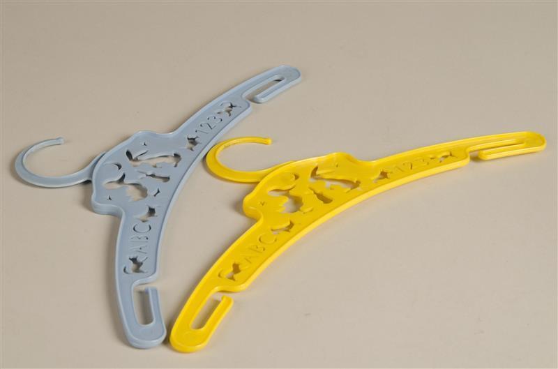 Twee kinderkleerhangers
