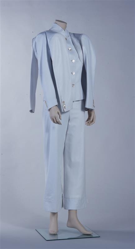 Lederen damesensemble bestaande uit jasje met 6 mouwen en pantalon, uit de collectie 'Show me your…