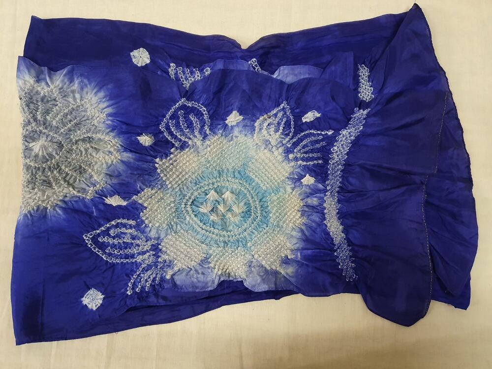 Sjaal van blauwe zijde met witte tie-and-dye-effecten