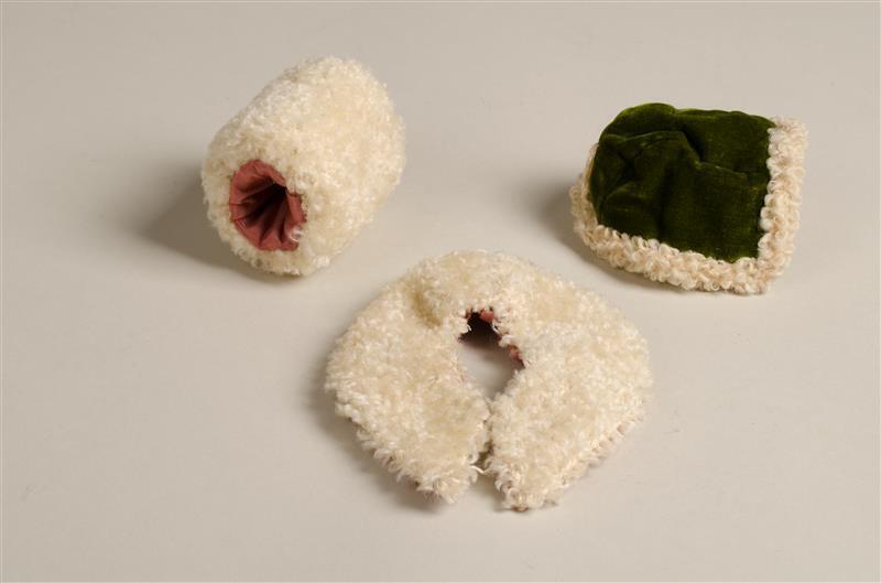 Poppenmuts met bijpassende kraag en mof