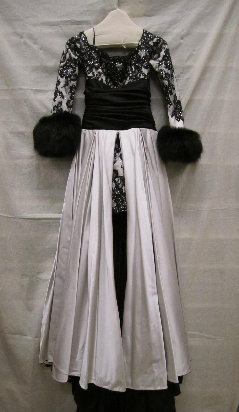 Trouwensemble, driedelig bestaande uit trouwjurk van grijze en zwarte satin duchesse met zwart kant…