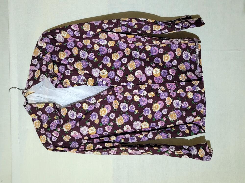 Blouse van bedrukt katoen, donkerrood fond met paarse en oranje viooltjes